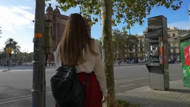 Junge Frau Läuft Bei Tageslicht Auf Barcelonas Triumphbogen Während Autos — Stockvideo