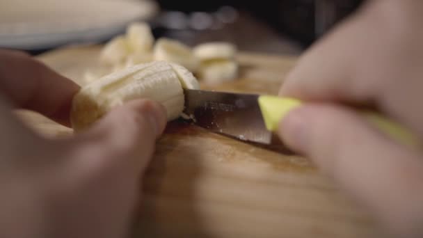 Gros Plan Femme Coupant Une Délicieuse Banane Sur Une Planche — Video