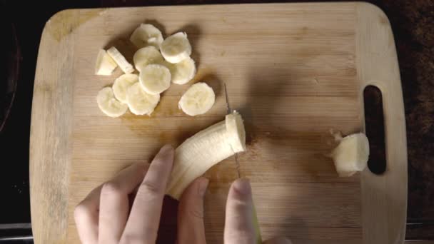 Top View Žena Ruka Krájení Zralé Banán Dřevěné Sekání Palubě — Stock video