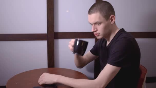 Homem Ansioso Queimou Sua Língua Enquanto Bebia Café Quente Tiro — Vídeo de Stock