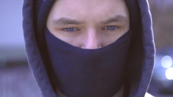 コロナウイルスの発生中に黒の保護マスクを着て彼のパーカーを持つ若いハンサムな男 撃たれた — ストック動画