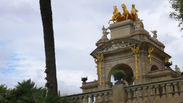 Young Man Walks Public Park Big Monument Background Barcelona City — Stock Video