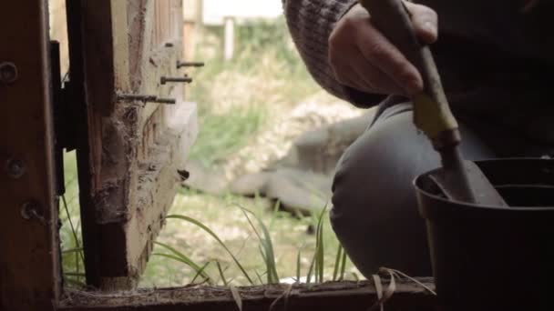 Jardinero Girando Tierra Maceta Con Pala Mano Cobertizo — Vídeos de Stock