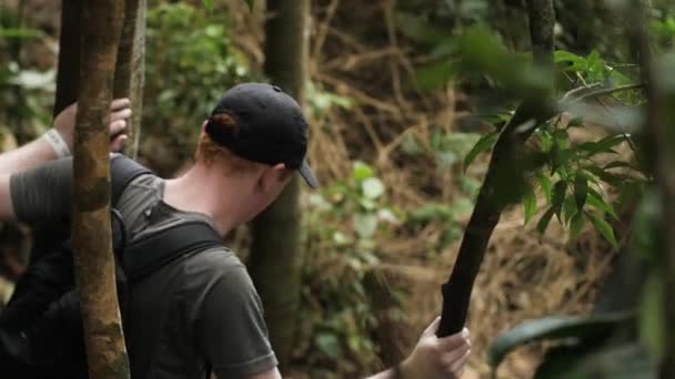 Unga Kaukasiska Manliga Vandringar Genom Tuff Terräng Den Brasilianska Regnskogen — Stockvideo