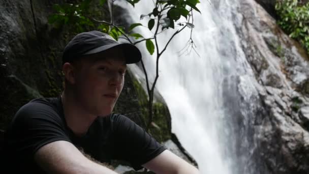 Jeune Homme Caucasien Repose Une Cascade Lors Randonnée Travers Forêt — Video