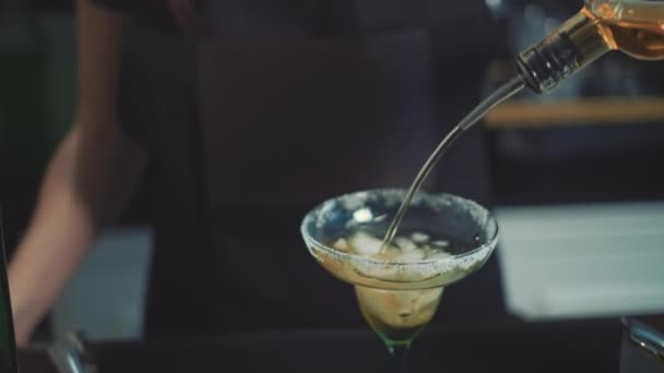 Close Bartender Derramando Tequila Vidro Margarita Com Limão — Vídeo de Stock