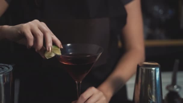 Senyum Bartender Menyerahkan Koktail Kosmopolitan Dalam Gelas Martini Tutup — Stok Video