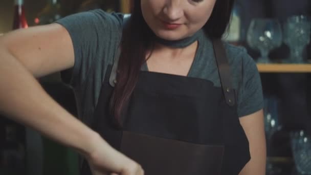 Incline Para Baixo Como Bela Barman Feminino Confunde Frutas Para — Vídeo de Stock