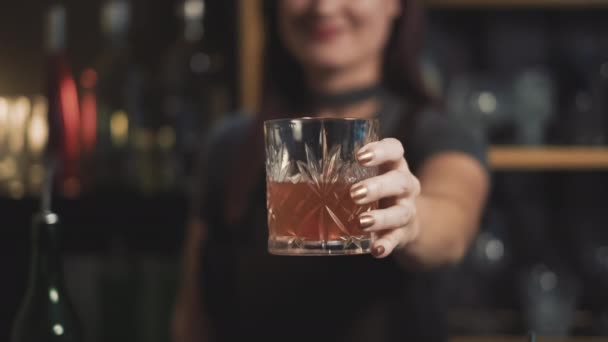 Attraktive Barkeeper Halten Mixgetränk Kristall Lowball Glas Schließen — Stockvideo