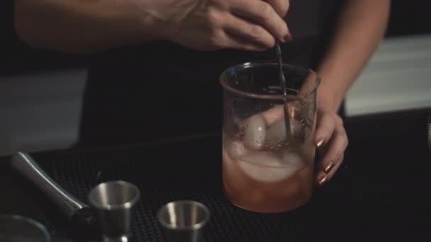 Barkeeper Rührt Craft Cocktail Mixglas Mit Barlöffel Dolly — Stockvideo