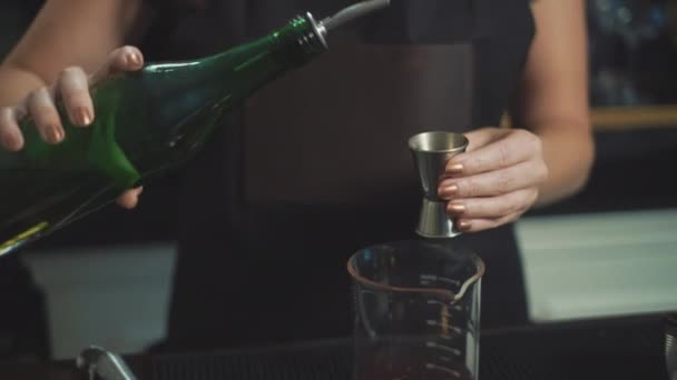 Mixologist Mede Licor Com Jigger Para Bebida Mista Close Slider — Vídeo de Stock