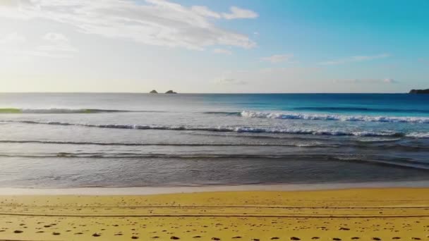 Aérea Tire Hacia Atrás Drone Disparo Hombre Playa Nacpan Través — Vídeo de stock