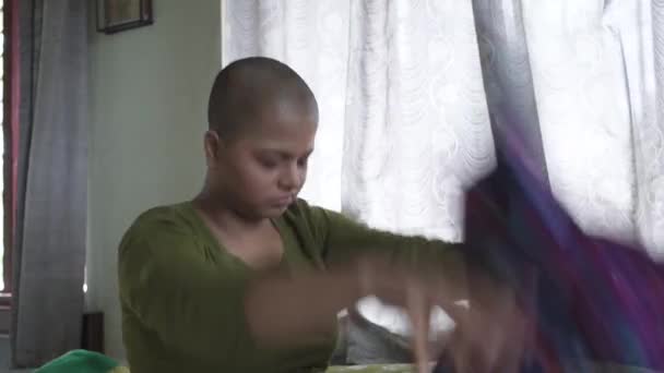 Paciente Cáncer Calvo Chica Asiática Está Triste Sintiéndose Desesperado Después — Vídeo de stock