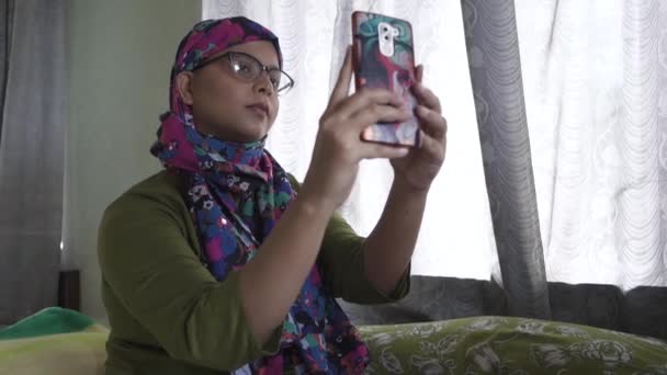 Asian Girl Sad Trying Take Selfie Home Wearing Headscarf Chemotherapy — Stock Video