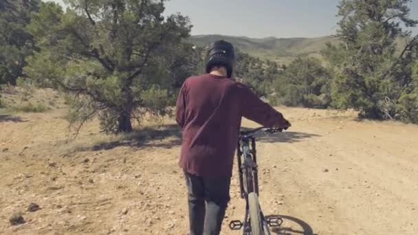 Bisikletini Yolda Yürürken Bir Dağ Bisikletçisini Takip Eden Bir Oyuncak — Stok video