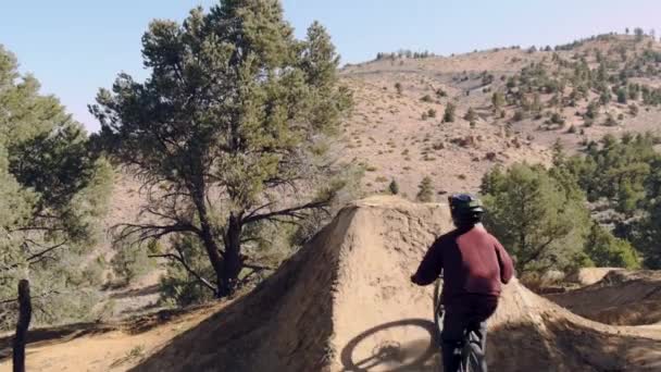 Slow Motion Strzał Rowerzysty Górskiego Uderzając Rogu Skoku — Wideo stockowe