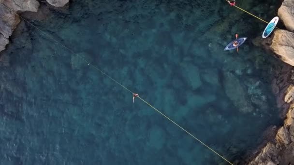 Zenitální Zoom Drone Pohled Muže Slackline Přes Křišťálově Čisté Vody — Stock video