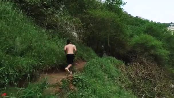 Jeune Homme Caucasien Court Sur Chemin Randonnée Terre Vers Rivière — Video