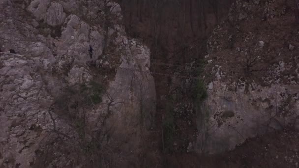 Wandelaar Steekt Touwbrug Boven Diep Ravijn Tussen Rotswanden Tijdens Wandelpad — Stockvideo