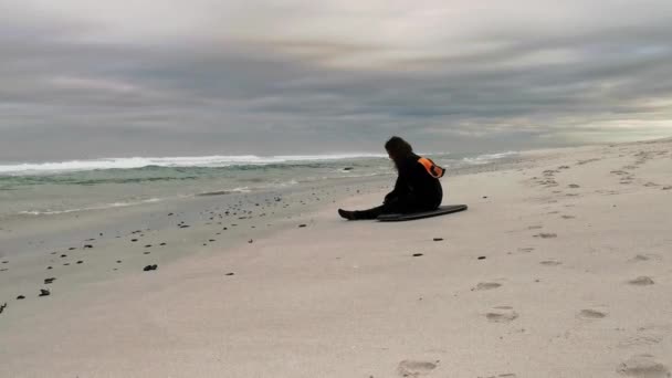 Ein Mädchen Zieht Seine Flossen Bereit Für Das Bodyboarding Rande — Stockvideo