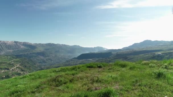 Kafkasyalı Genç Bir Adam Köpekle Birlikte Dağın Kenarına Doğru Koşuyor — Stok video