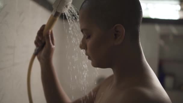 Ziek Zwak Kaal Aziatisch Meisje Zwemmen Met Hand Douche Badkamer — Stockvideo