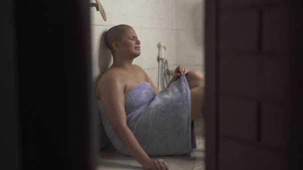 Nemocný plešatý indický dívka zlomí v koupelně a je velmi rozrušený a pláče