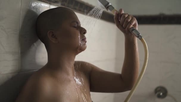 Άρρωστη Και Κουρασμένη Φαλακρή Ινδή Κάνει Μπάνιο Ντους Στο Μπάνιο — Αρχείο Βίντεο