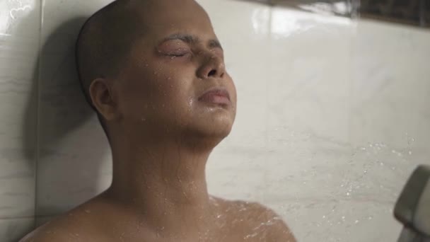 Beteg Gyenge Kopasz Meztelen Ázsiai Lány Fürdik Kézzel Zuhany Fürdőszobában — Stock videók