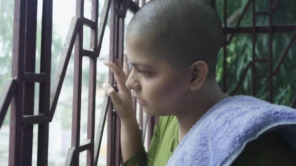 Beteg Kopasz Rák Türelmes Fiatal Indiai Lány Néz Ablakon Ideges — Stock videók