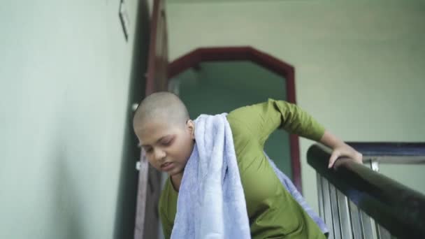 Careca Cansado Asiático Doente Menina Senta Escada Depois Quimioterapia Câncer — Vídeo de Stock