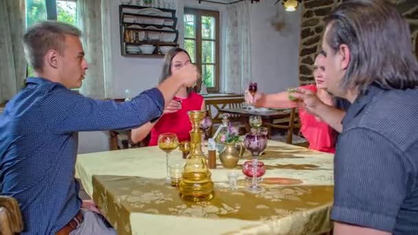 Deux Jeunes Couples Assis Table Avec Des Verres Vin Pain — Video