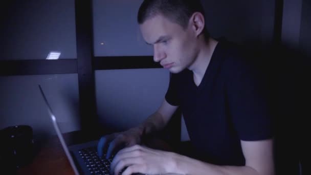 Jongeman Werkt Typt Zijn Laptop Het Donker Close Schot — Stockvideo