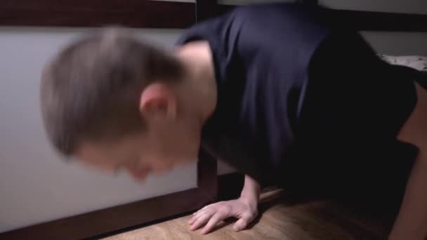 Aktiv Man Gör Push Ups Golvet Hemma Träna Träning Närbild — Stockvideo