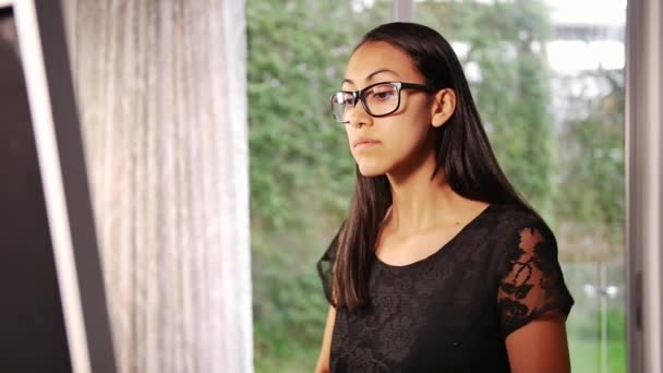 Brune Confiante Jeune Fille Debout Tournant Devant Miroir Regardant Son — Video