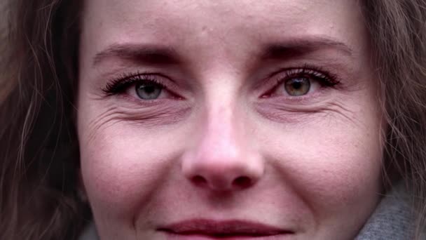 Close Mulheres Encaracoladas Rosto Com Cores Olhos Diferentes Heterocromia — Vídeo de Stock
