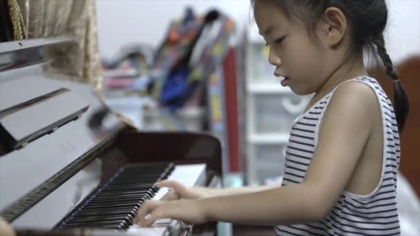 Ragazza Asiatica Che Suona Lezioni Pianoforte Casa Vista Laterale Ritratto — Video Stock