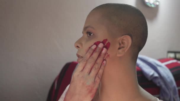 秃头癌 患者印度女孩在 霍利节 的脸上涂上彩粉 霍利节 是印度的传统节日 她因为 Covid 的禁锢和微笑而在家中举行 — 图库视频影像