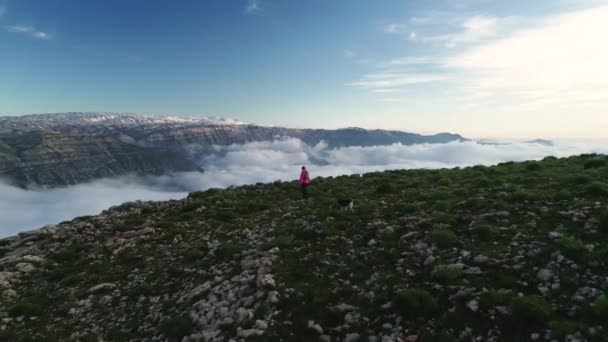 Férfi Túrázó Kutyasétáltatás Hegyvonulat Csúcsán Akura Libanon — Stock videók