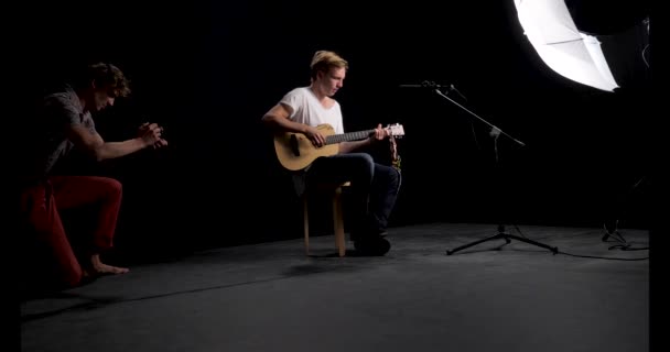 Młody Muzyk Grający Gitarze Akustycznej Śpiewający Podczas Nagrywania Nagrywania Ciemnym — Wideo stockowe