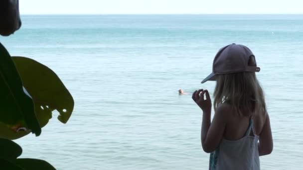 Blondynka Kaukaska Dziewczyna Tęsknotą Domem Patrząc Tropikalnego Oceanu Gotowy Klasyfikacji — Wideo stockowe