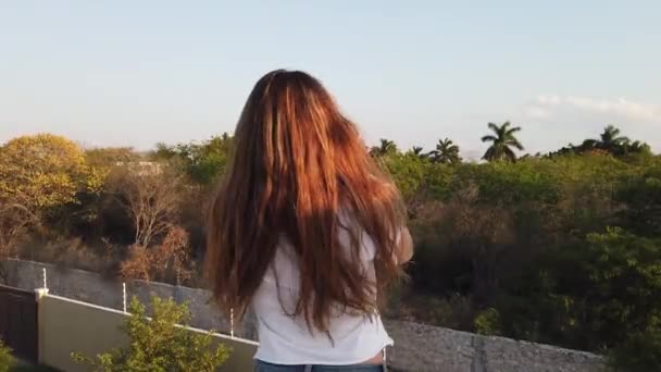 Ragazza Bionda Gettando Braccia Nel Cielo — Video Stock