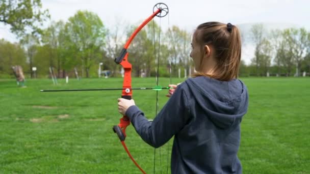 Felvétel Lány Egy Nyíl Egy Íjászati Tartományban Lassított Felvételen — Stock videók