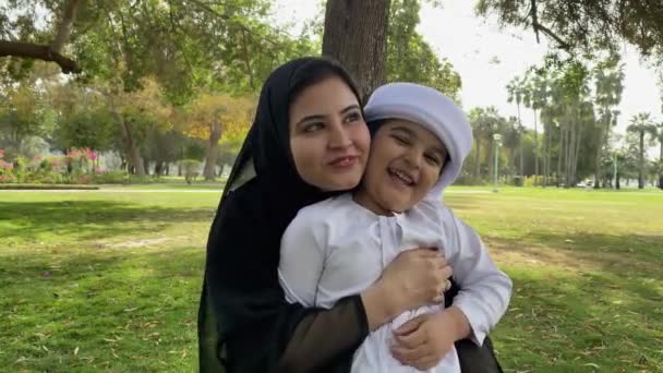 Arabska Matka Syn Bawią Się Razem Arabska Mama Jego Małym — Wideo stockowe