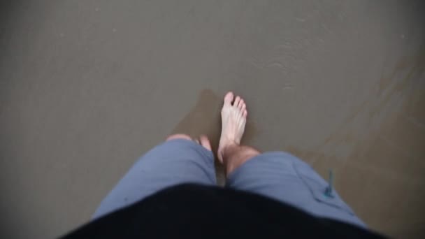 Sahilde Yürürken Adam Ayakları Birbirine Yakın Yüksek Açılı Çekim — Stok video