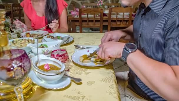 Paar Beim Abendessen Restauranttisch Gasthaus Pri Lipi Slowenien Zeitlupe — Stockvideo