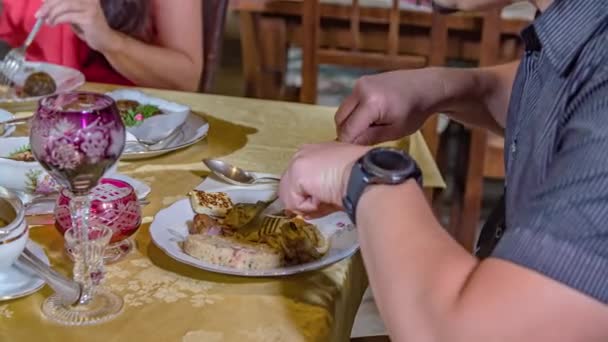 Hombre Cortando Comida Eslovena Plato Una Mesa Completamente Colocada Con — Vídeos de Stock