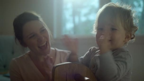 Mamá Hijo Pequeño Jugando Rockinghorse Riendo Aplaudiendo — Vídeo de stock