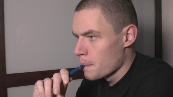 Side View Young Man Vaping Electric Vape Medium Skott — Stockvideo