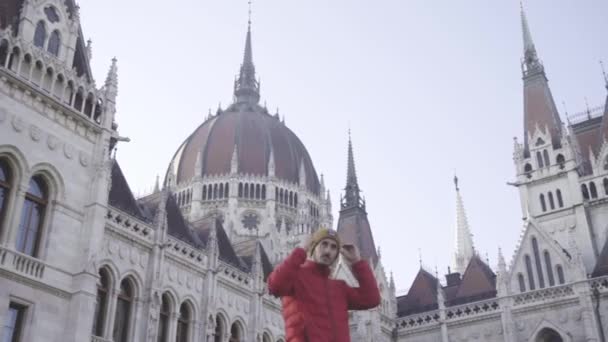 Man Zoek Rond Parlementsgebouw Boedapest Europa Lage Hoek — Stockvideo
